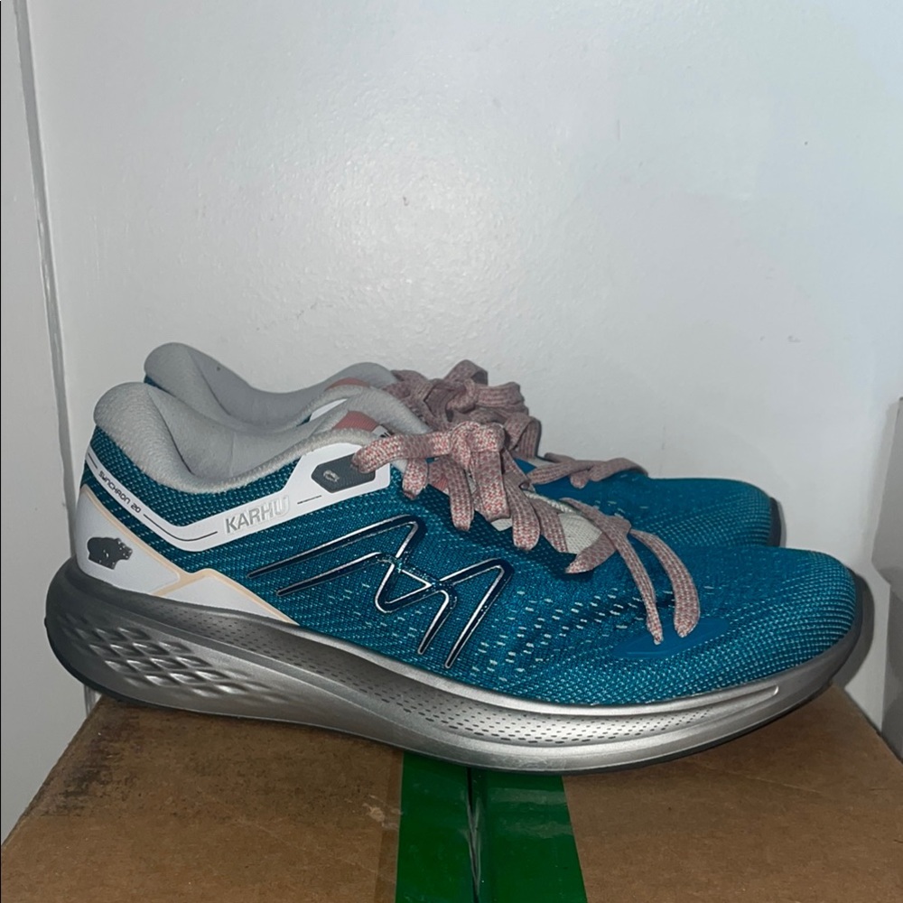 Women's Kahru Synchron Running Shoes size 8.5